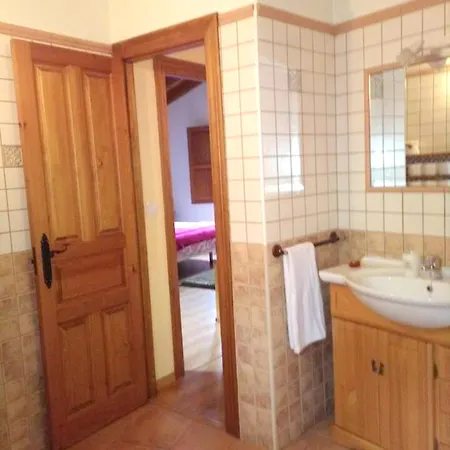 2 Bedrooms House With Wifi At Llayo 3* Lubayo